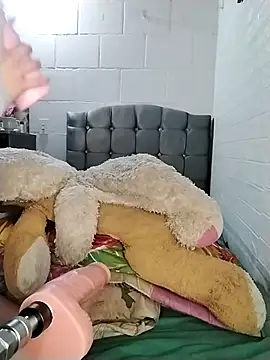 Snapshot of Yaz_Moon chatting on 10/31/25, 01:13 Yaz Moon online show from 10/31/25, 01:13