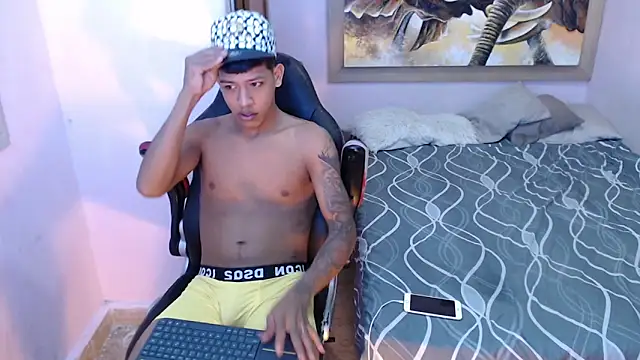 Snapshot of mr_stiven_ chatting on 03/08/25, 03:06 mr stiven  online show from 03/08/25, 03:06