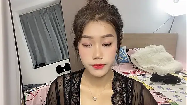 Snapshot of Bella-LL chatting on 03/05/25, 10:43 Bella-LL online show from 03/05/25, 10:43