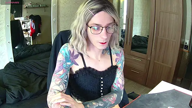 Julia dolls online show from 02/28/25, 12:09