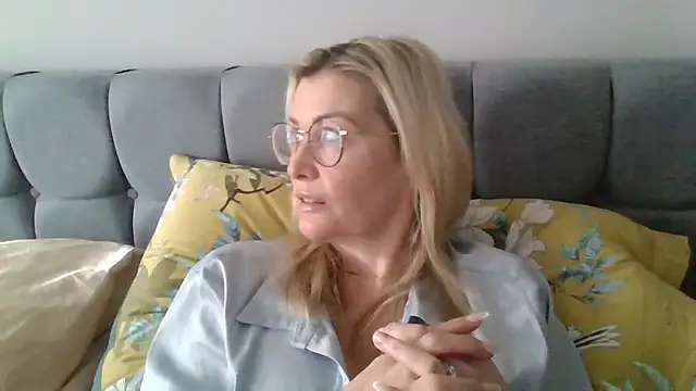 Englishhotwife4u online show from 01/08/25, 10:48