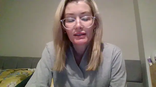 Englishhotwife4u online show from 12/28/24, 09:09