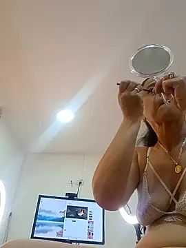 Snapshot of sasi_luna chatting on 11/20/25, 02:07 sasi luna online show from 11/20/25, 02:07