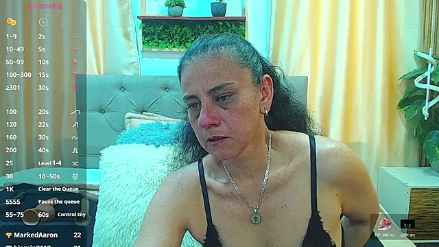 Snapshot of sasi_luna chatting on 11/23/25, 04:50 sasi luna online show from 11/23/25, 04:50