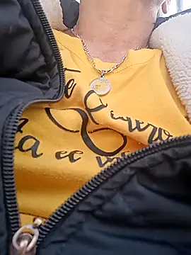 Snapshot of sasi_luna chatting on 12/18/25, 01:15 sasi luna online show from 12/18/25, 01:15