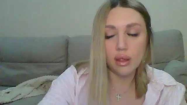 Snapshot of VickyLove047 chatting on 09/15/25, 05:52 VickyLove047 online show from 09/15/25, 05:52