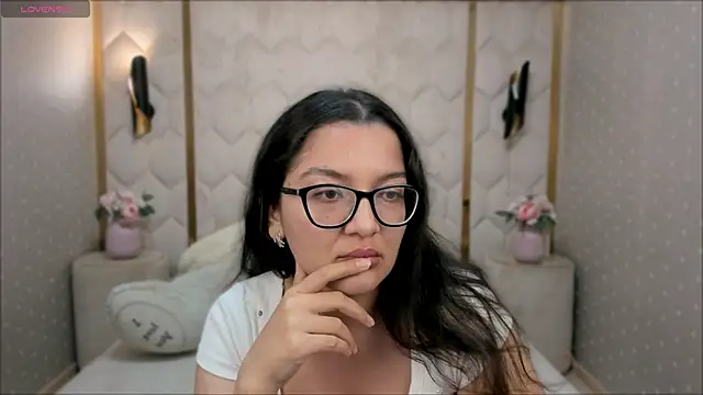 Snapshot of ZarifaBev chatting on 09/25/25, 01:06 ZarifaBev online show from 09/25/25, 01:06
