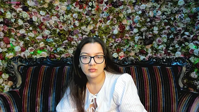 Snapshot of ZarifaBev chatting on 10/15/25, 12:13 ZarifaBev online show from 10/15/25, 12:13