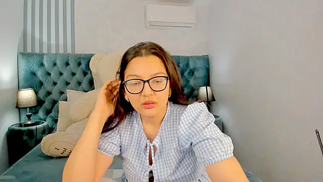 Snapshot of ZarifaBev chatting on 10/18/25, 01:57 ZarifaBev online show from 10/18/25, 01:57