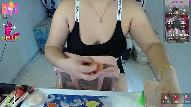 Snapshot of CassandraBaby_ chatting on 10/17/25, 08:32 CassandraBaby online show from 10/17/25, 08:32