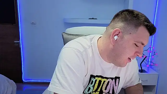 Snapshot of JasonJacks chatting on 12/14/25, 04:29 JasonJacks online show from 12/14/25, 04:29