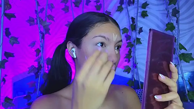 Snapshot of antonellaroux chatting on 09/17/25, 12:18 antonellaroux online show from 09/17/25, 12:18