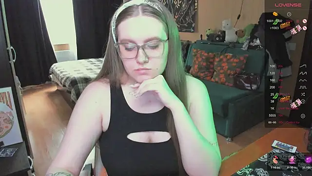 Alice Dreamgirl  online show from 04/23/26, 12:29