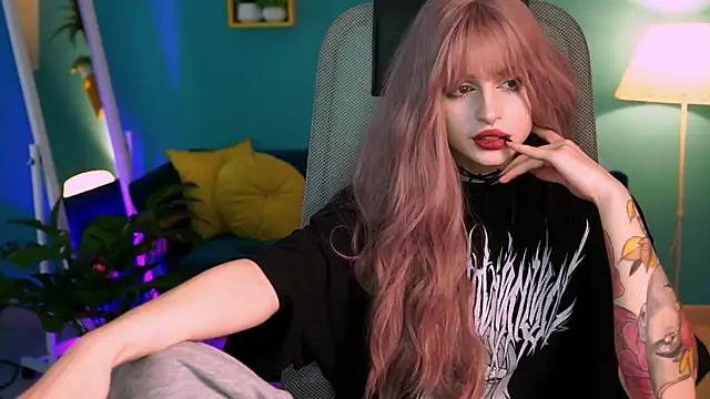 Snapshot of JadeCastle_ chatting on 03/18/25, 08:06 JadeCastle online show from 03/18/25, 08:06