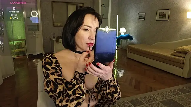 AnneHaddaway online show from 11/18/25, 07:17