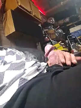 Snapshot of tileguyyy chatting on 09/16/25, 01:06 tileguyyy online show from 09/16/25, 01:06