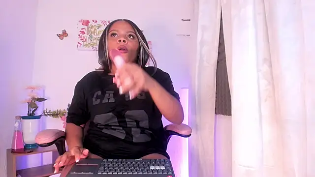 Snapshot of sexy_queenx chatting on 12/22/24, 12:50 sexy queenx online show from 12/22/24, 12:50