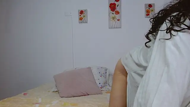 Snapshot of arianna_ros3 chatting on 07/12/26, 02:23 arianna ros3 online show from 07/12/26, 02:23