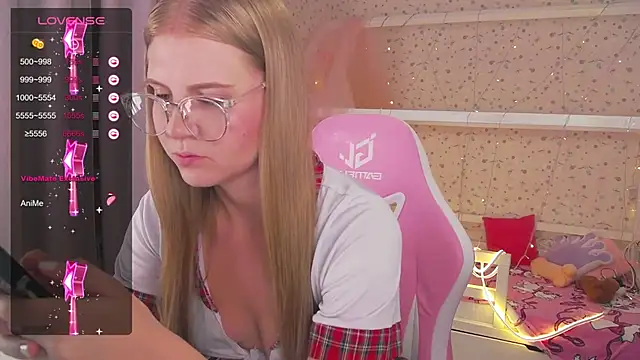 Snapshot of Miss_Esmiie chatting on 02/02/25, 04:05 Miss Esmiie online show from 02/02/25, 04:05