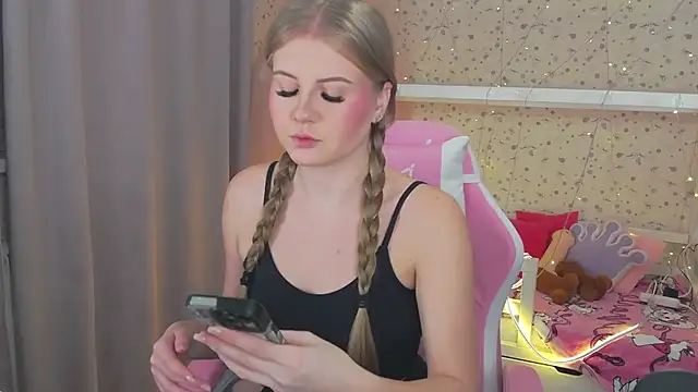 Snapshot of Miss_Esmiie chatting on 01/12/25, 04:10 Miss Esmiie online show from 01/12/25, 04:10