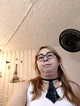 Snapshot of chloe_prg chatting on 05/26/26, 04:10 chloe prg online show from 05/26/26, 04:10