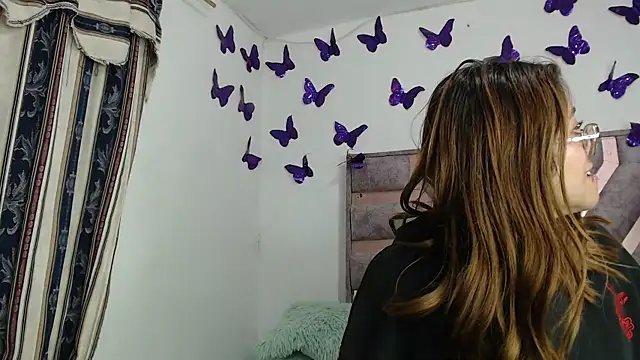 Snapshot of Anny_Fox- chatting on 12/18/25, 04:28 Anny Fox- online show from 12/18/25, 04:28