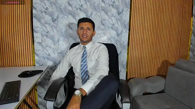 Snapshot of Hideintheoffice chatting on 09/12/25, 11:37 Hideintheoffice online show from 09/12/25, 11:37