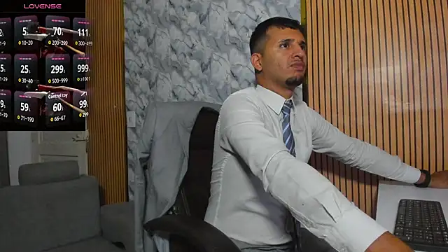 Hideintheoffice online show from 12/05/25, 05:17