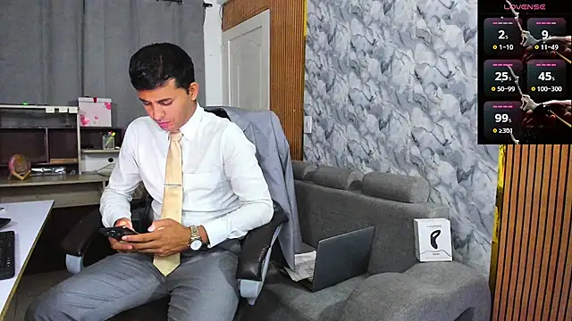 Hideintheoffice online show from 02/10/26, 06:34