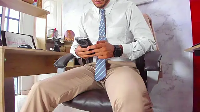 Snapshot of Hideintheoffice chatting on 02/26/25, 10:26 Hideintheoffice online show from 02/26/25, 10:26