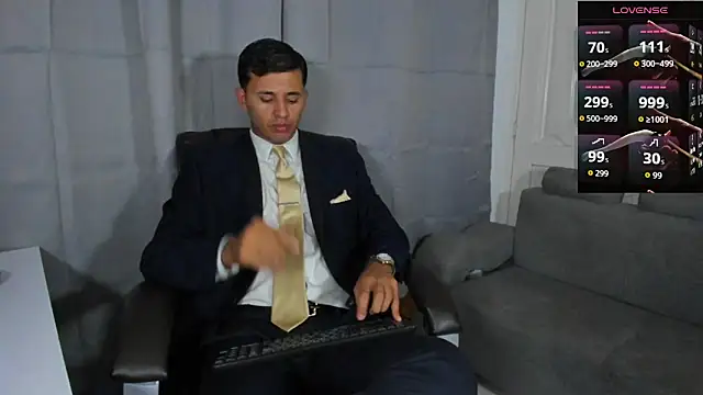 Snapshot of Hideintheoffice chatting on 10/04/25, 11:39 Hideintheoffice online show from 10/04/25, 11:39