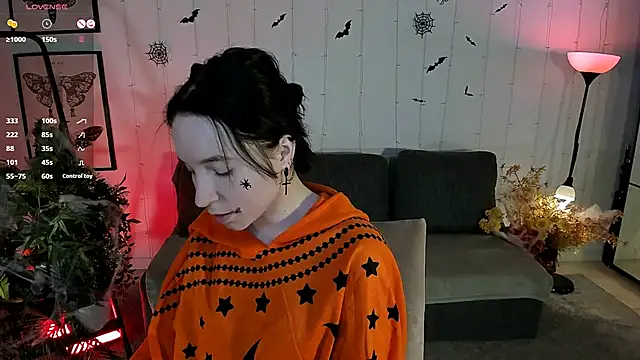 lilithlunna online show from 10/30/25, 06:05