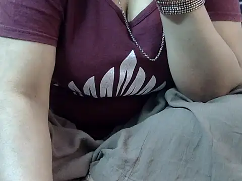 Snapshot of Housewife12 chatting on 11/03/25, 07:57 Housewife12 online show from 11/03/25, 07:57