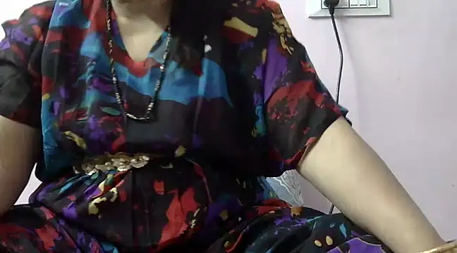 Snapshot of Housewife12 chatting on 03/18/25, 04:28 Housewife12 online show from 03/18/25, 04:28