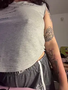 Snapshot of Ema_kraus chatting on 04/15/26, 01:11 Ema kraus online show from 04/15/26, 01:11