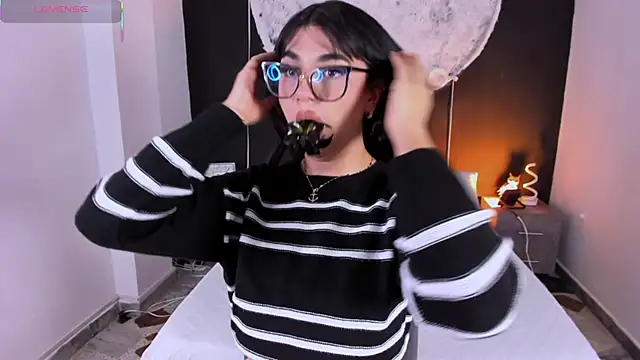 RoseCassie online show from 12/04/25, 01:54