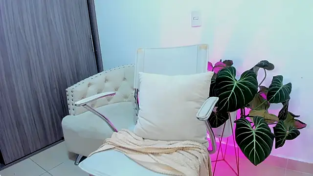 Sara Leblanc online show from 10/07/25, 03:13