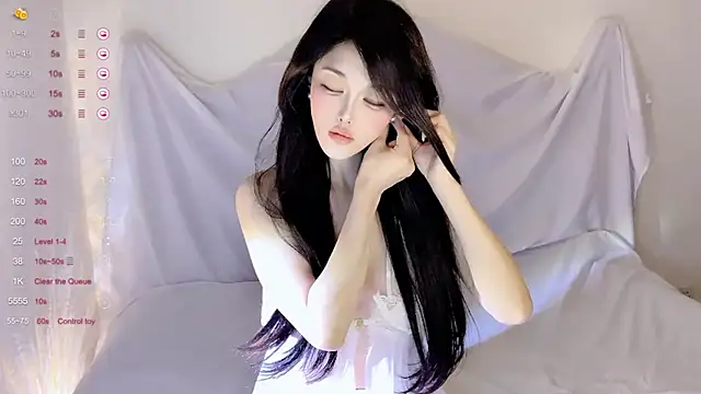 Snapshot of Irene--- chatting on 10/30/25, 01:04 Irene--- online show from 10/30/25, 01:04