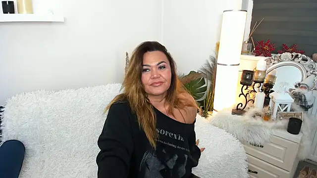 Snapshot of Aileen_Stone chatting on 12/28/24, 04:41 Aileen Stone online show from 12/28/24, 04:41