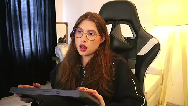 Daisha Riley online show from 11/13/25, 04:00