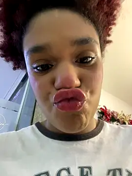 Snapshot of loladupont chatting on 12/22/25, 03:06 loladupont online show from 12/22/25, 03:06