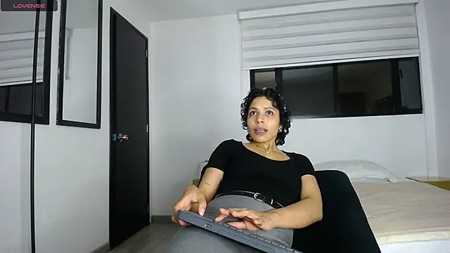 Snapshot of AbrilSonne chatting on 09/18/25, 11:52 AbrilSonne online show from 09/18/25, 11:52