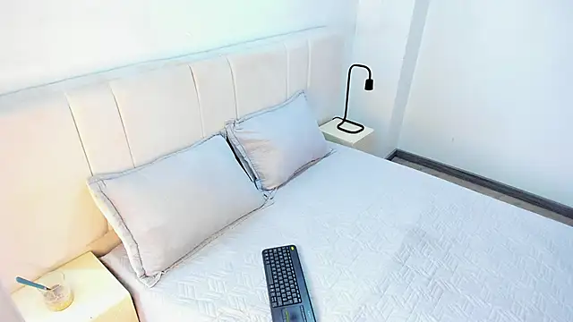 Snapshot of AbrilSonne chatting on 02/16/25, 03:27 AbrilSonne online show from 02/16/25, 03:27