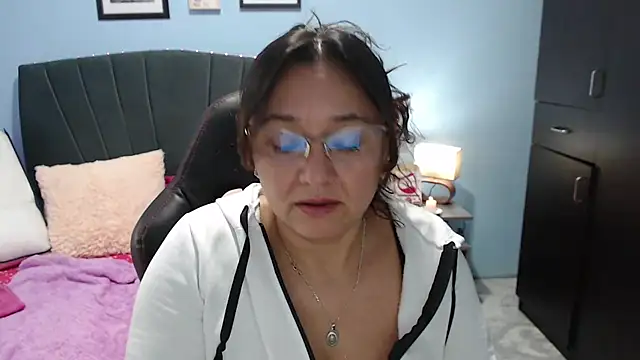 Snapshot of AngelRouss chatting on 03/10/25, 01:10 AngelRouss online show from 03/10/25, 01:10