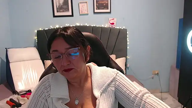 Snapshot of AngelRouss chatting on 03/01/25, 11:06 AngelRouss online show from 03/01/25, 11:06