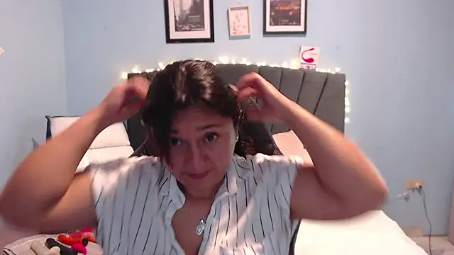 Snapshot of AngelRouss chatting on 03/01/25, 02:34 AngelRouss online show from 03/01/25, 02:34