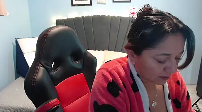 Snapshot of AngelRouss chatting on 02/06/25, 09:32 AngelRouss online show from 02/06/25, 09:32