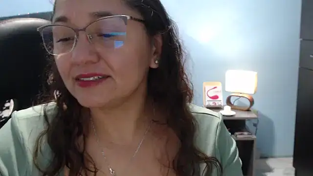 Snapshot of AngelRouss chatting on 03/06/25, 12:32 AngelRouss online show from 03/06/25, 12:32
