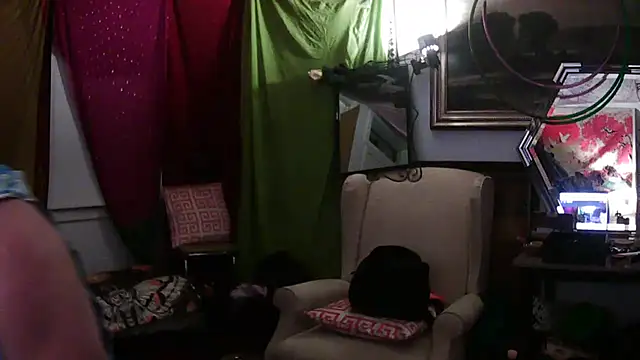 Snapshot of SilverandFox chatting on 03/06/25, 12:30 SilverandFox online show from 03/06/25, 12:30