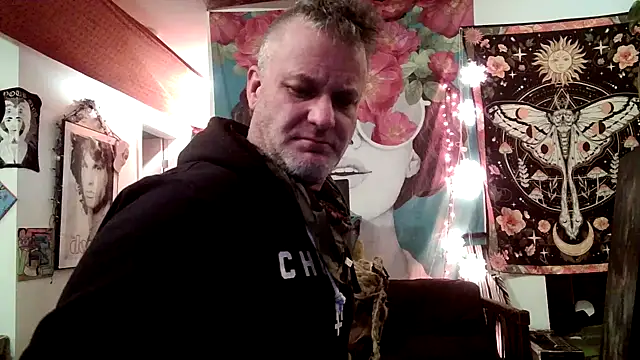 Snapshot of SilverandFox chatting on 01/08/25, 06:31 SilverandFox online show from 01/08/25, 06:31